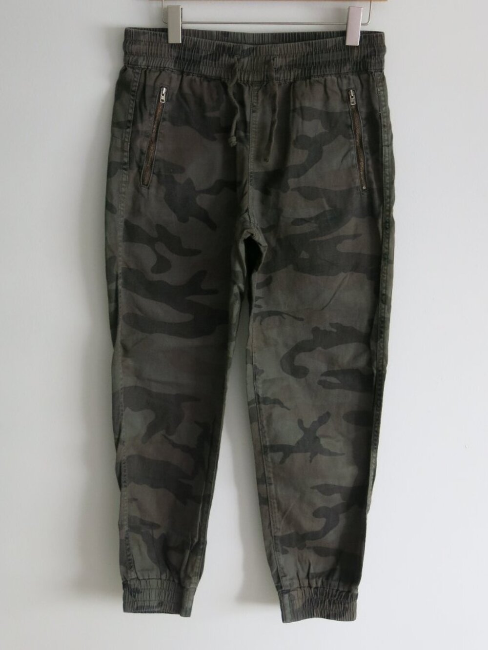 Aritzia TNA Camouflage 100% Cotton Side Pockets Alix Jogger Pants - Size Medium